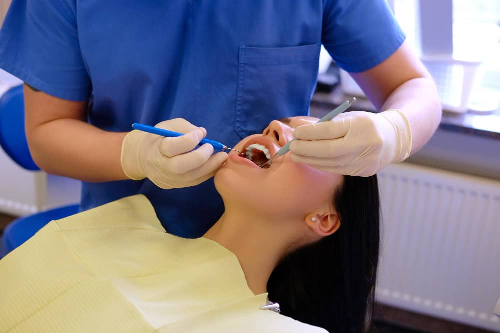 dentista trabajando